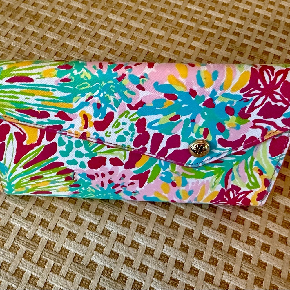 NWOT Lilly Pulitzer sunglass case or collapsible wallet
